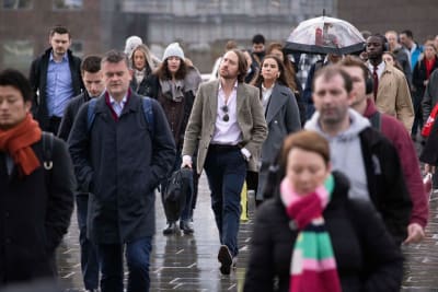 Folk promenerar till jobbet i London på grund av tågstrejk i januari 2023