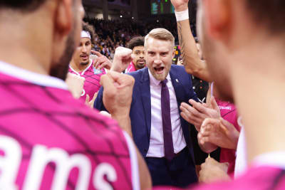 Tuomas Iisalo och Telekom Baskets Bonn firar segern över Bayern München i december 2022. 