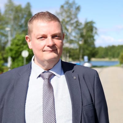 Kemin kaupunginjohtaja Matti Ruotsalainen seisoo ulkona kesällä.