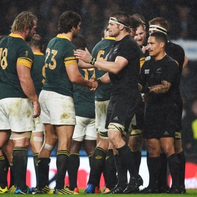 Etelä-Afrikan pelaajat onnittelevat Uuden-Seelannin joukkuetta voitosta rugbyn MM-välierän jälkeen.