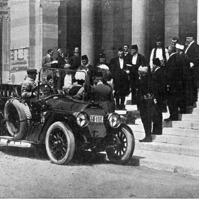 Arkkiherttua Franz Ferdinand saapuu Sarajevon kaupungintalolle 28.6.1914, vain tunteja ennen murhaansa.