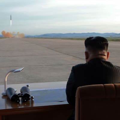 Pohjois-Korean johtaja Kim Jong-un seuraa ohjuskoetta.