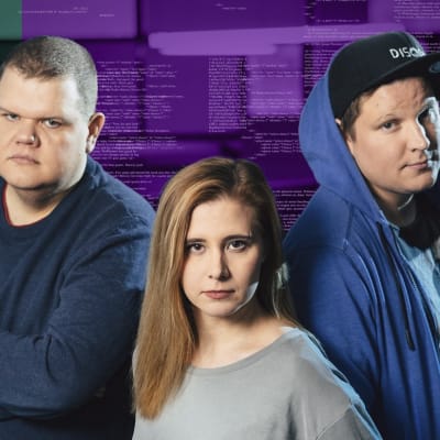 Hakkerit Iiro Uuistalo, Laura Kankaala, Benjamin Särkkä seisovat rinnakkain.