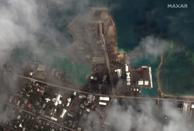 En satellitbild visar en ö täckt av aska.
