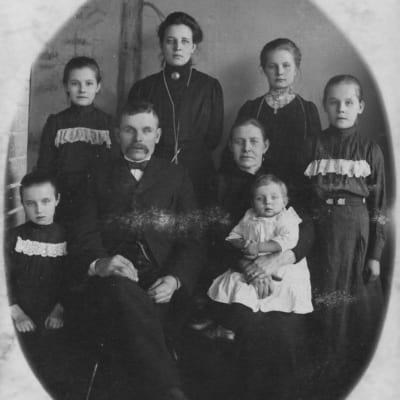 Perhepotretti Forssan Ronttismäessä asuvasta perheestä 1900-luvun alussa.