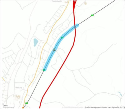 En karta med vit bakgrund och ljusgråa streck för vägar, ett tjockare rött streck för en huvudväg och sedan ett svart streck för järnväg. På järnvägslinjen har en strecka målats med ljusblå färg i ett fält längs med sträckan.
