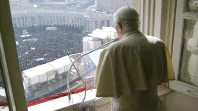 Påven ber från residenset i Vatikanen.