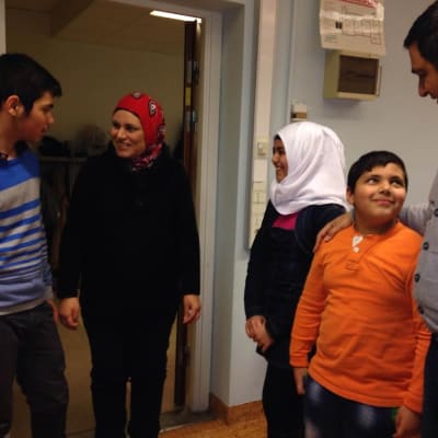 Mohammad Ali och Manar Mihawsh med sin familj. Sverige som mottagarland är välkänt i Syrien, säger de.