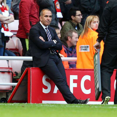 Sunderlandin manageri Paolo Di Canio istuu mainosaidan päällä.