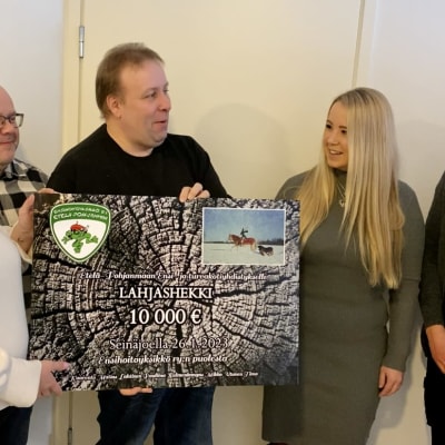 Etelä-Pohjanmaan Ensi- ja turvakoti sai lahjoituksena 10 000 euroa Etelä-Pohjanmaan ensihpoitajilta