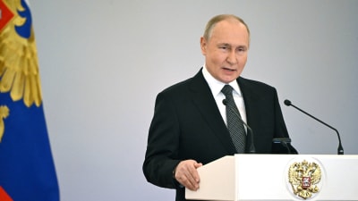 Vladimir Putin håller tal.