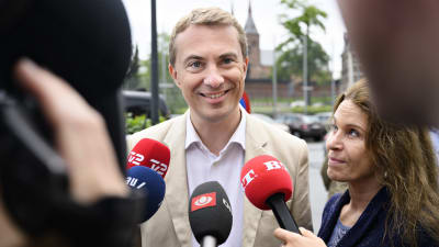 Morten Messerchmidt omringad av mikrofoner.