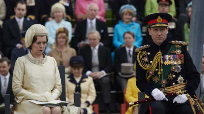På bilden syns skådespelarna Olivia Colman och Tobias Menzies som spelar det brittiska kungaparet i tv-serien The Crown.