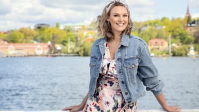 Programledaren Sanna Nielsen leder Allsång på Skansen för femte året i rad