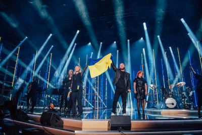 Elämäni Biisin tähtiartistit seisovat lavalla Ukrainan lipun kanssa. 