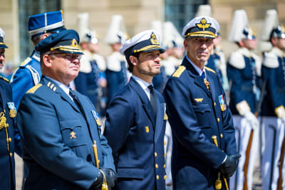 Prins Carl Philip i uniform vid högvaktsavlösningen vid slottet.