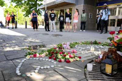  Blommor och ljus på marken dagen efter en skottlossning då en 15-pojke dog.
