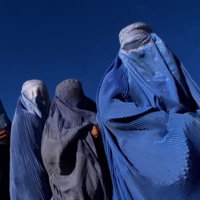 Kvinnor i burkor som väntar på mathjälp i Afghanistan år 2004. 
