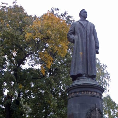 Felix Dzerzhinskin patsas Muzeon-patsaspuistossa.