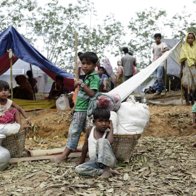 Bangladeshiin paenneita rohingya-muslimeita väliaikaisessa telttamajoituksessa.