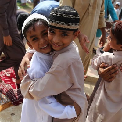 Pakistanin Karachissa lapset ja aikuiset riemuitsivat ramadanin päättymisestä.