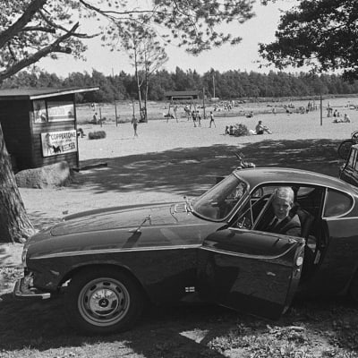 Lasse Mårtenson autossaan Lauttasaaren uimarannalla vuonna 1965.