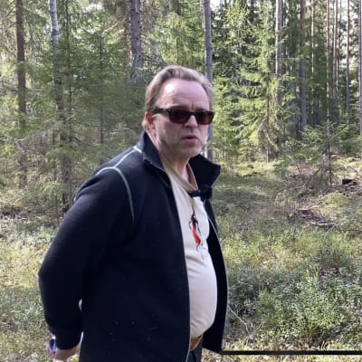 Luonnonvarakeskuksen tutkija Kristian Karlsson tutkimusmetsässä Vöyrin Maksamaalla.