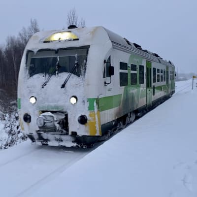 Kiskobussi Jyväskylästä saapuu Tuurin asemalle.
