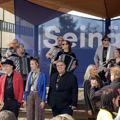 Vuoden 2023 Tangomarkkinoiden avajaiskulkue Keskustorilla. Laulukilpailun finalistit esiintyvät torikansalle.