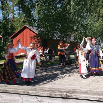 Ingå folkdansares juniorer uppträder på Hantverkardagen i Ingå.