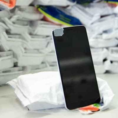 Bilden visar Anom-telefoner beslagtagna av polisen. Telefonerna är packade i Kriminaltekniska laboratoriets provpåsar. Under operationen Greenlight beslagtog polisen sammanlagt 140 Anom-telefoner.