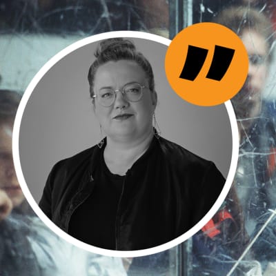 Porträtt av Kia Svaetichin utanpå bild av ungdomar på 90-talet.