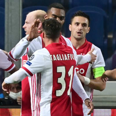 Ajax-spelare jublar efter att ha gjort mål.