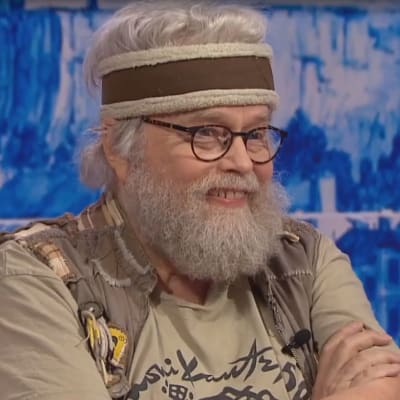 Sarjakuvaneuvos Rauli Nordberg Puoli seitsemän -ohjelman studiossa.