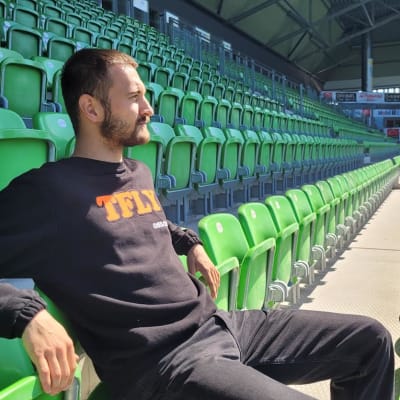 Vaasan palloseuran liigapelaaja Samuli Alanko istuu jalkapallokatsomossa Vaasassa ja katselee kentälle