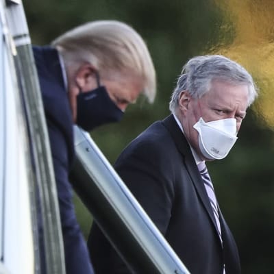 Presidentti Trump saapui Valkoisen talon kansliapäällikön Mark Meadowsin kanssa helikopterilla Walter Reedin sotilasairaalaan. 