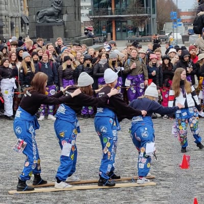 Studerande festar på ett torg