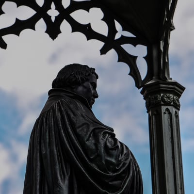 Uskonpuhdistaja Martti Lutherin patsas Wittenbergin kaupungin keskustassa Saksassa.