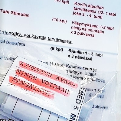 Lentäjän ensiapusarja esillä pöydällä.