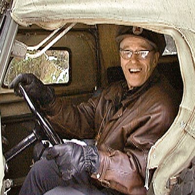 73-vuotias Raimo Oikari on tehnyt koko elämänsä töitä. Eläkkeellä hän kunnostaa museoautoja.