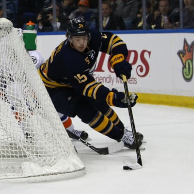 Buffalon Jack Eichel yrittää kiertää maalin.