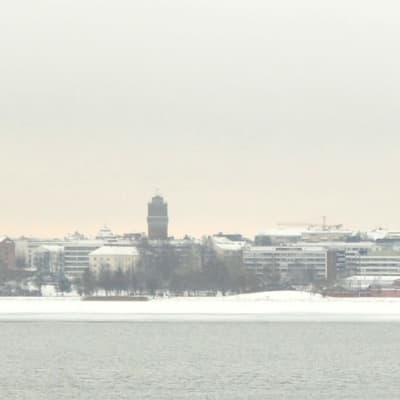Vy över Södra Stadsfjärden med Vasa stads siluett i bakgrunden. Det är svag is på bilden som är tagen i november.