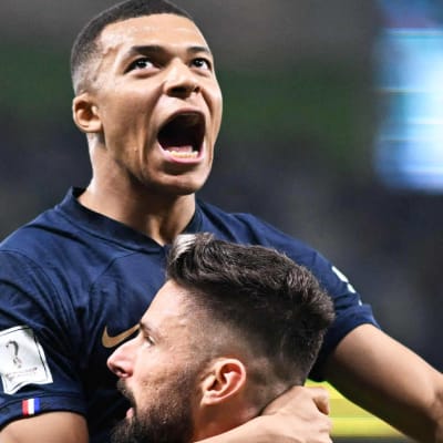 Kylian Mbappé firar mål med Olivier Giroud.