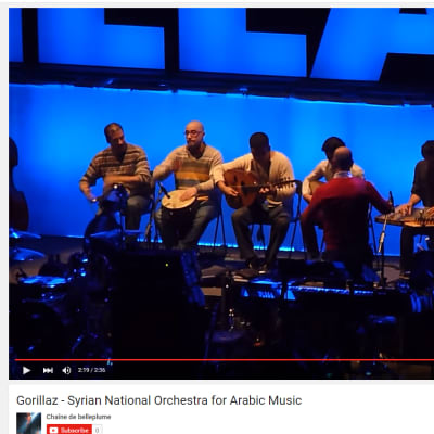 Syyrian kansallinen arabimusiikin orkesteri esiintymässä Gorillaz-yhtyeen kanssa.