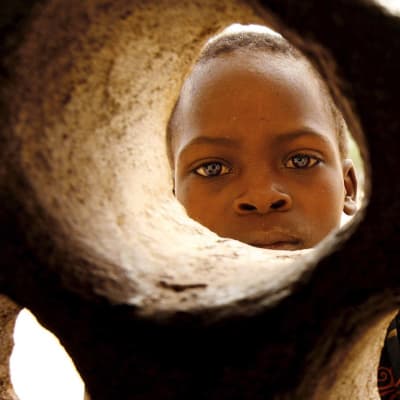 Lapsia YK:n ruokaohjelman ruoanjakopisteellä Malawissa lokakuussa 2005.