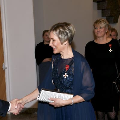 Hiihtäjä Marjut Rolig (keskellä) ja keihäänheittäjä Heli Rantanen (oikealla) saivat onnittelut kunniamerkeistään presidentti Sauli Niinistöltä.