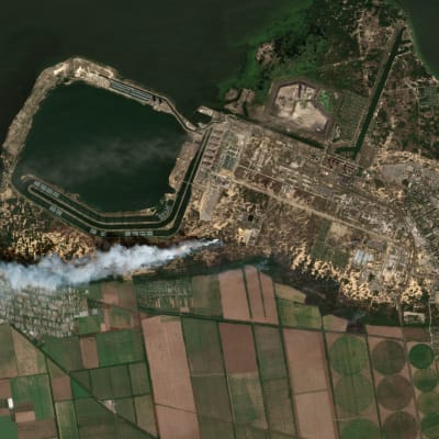 Satelliittikuva jossa näkyy savua ja  Zaporižžjan ydinvoimala.