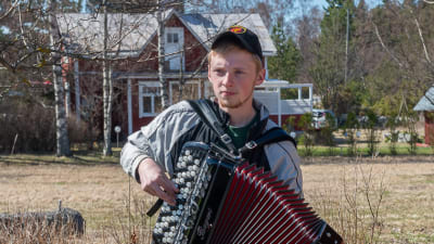 Spelmannen Anton Nervander underhåller på Backom café i Hitis.