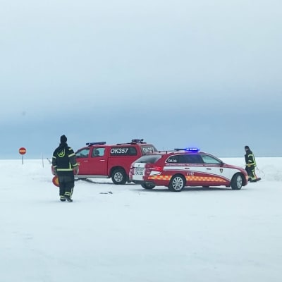Jäätien alkupää, jossa palomiehiä ohjaamssa liikennettä .