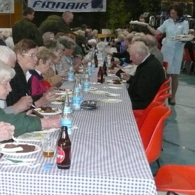 Tauno ja Kerttu Hyvönen nautimassa rosvopaistia Ivalossa.